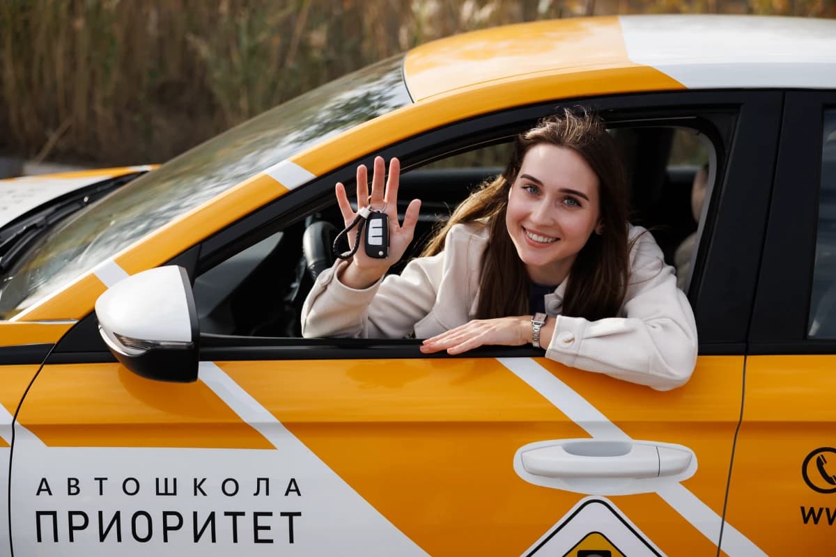 Выпускница Автошколы Приоритет с ключами от машины