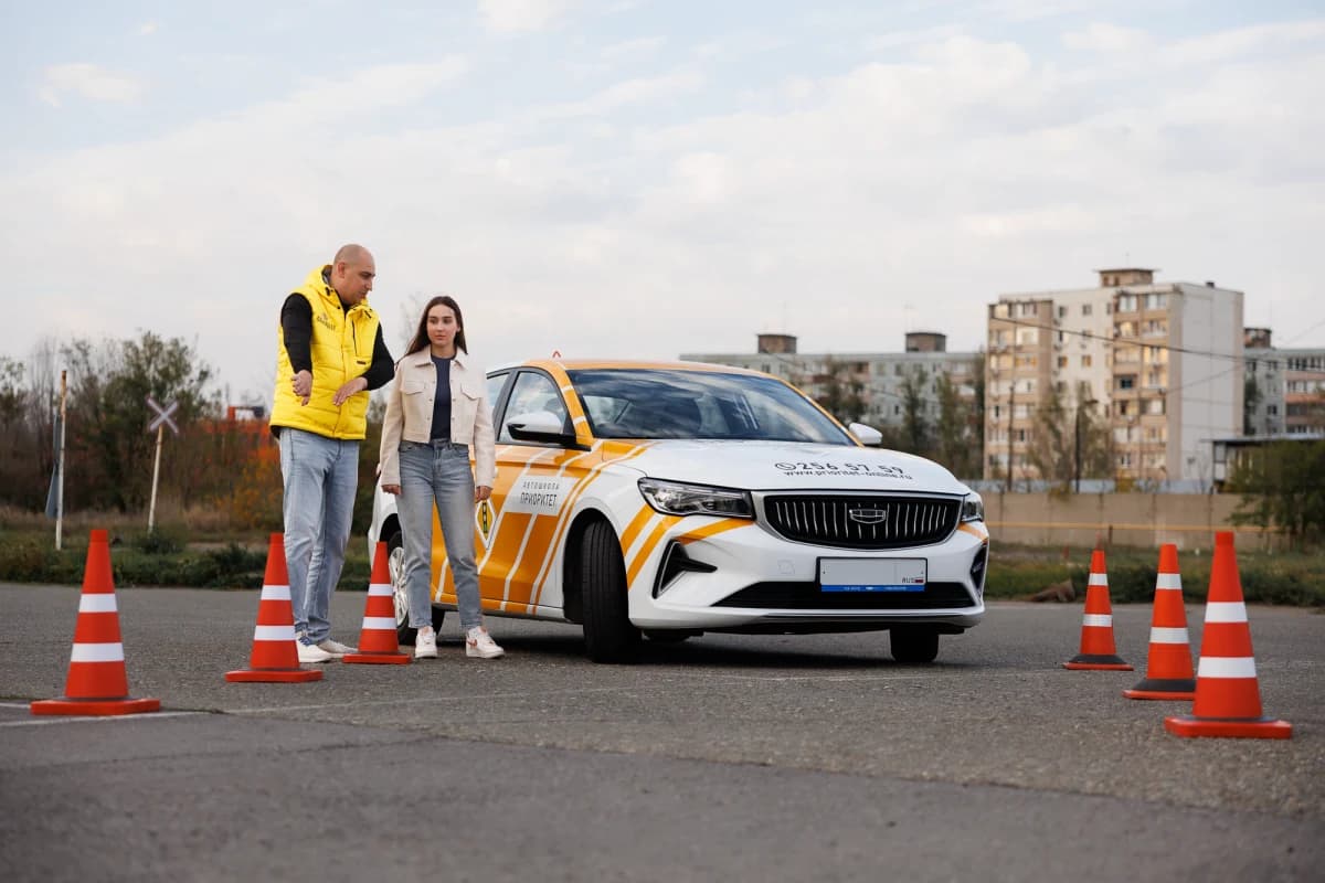 Инструктор и ученик на автодроме автошколы Приоритет